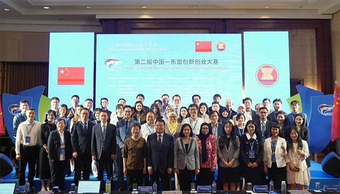 第二届中国——东盟创新创业大赛合照（印尼）